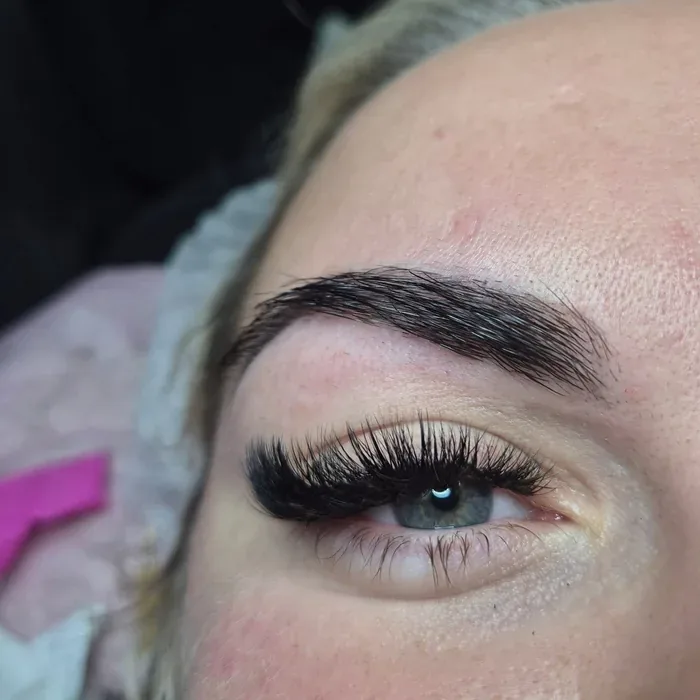 Stylizacja rzęs Volume Warszawa – efekt mega volume Veronica Lashes Wola